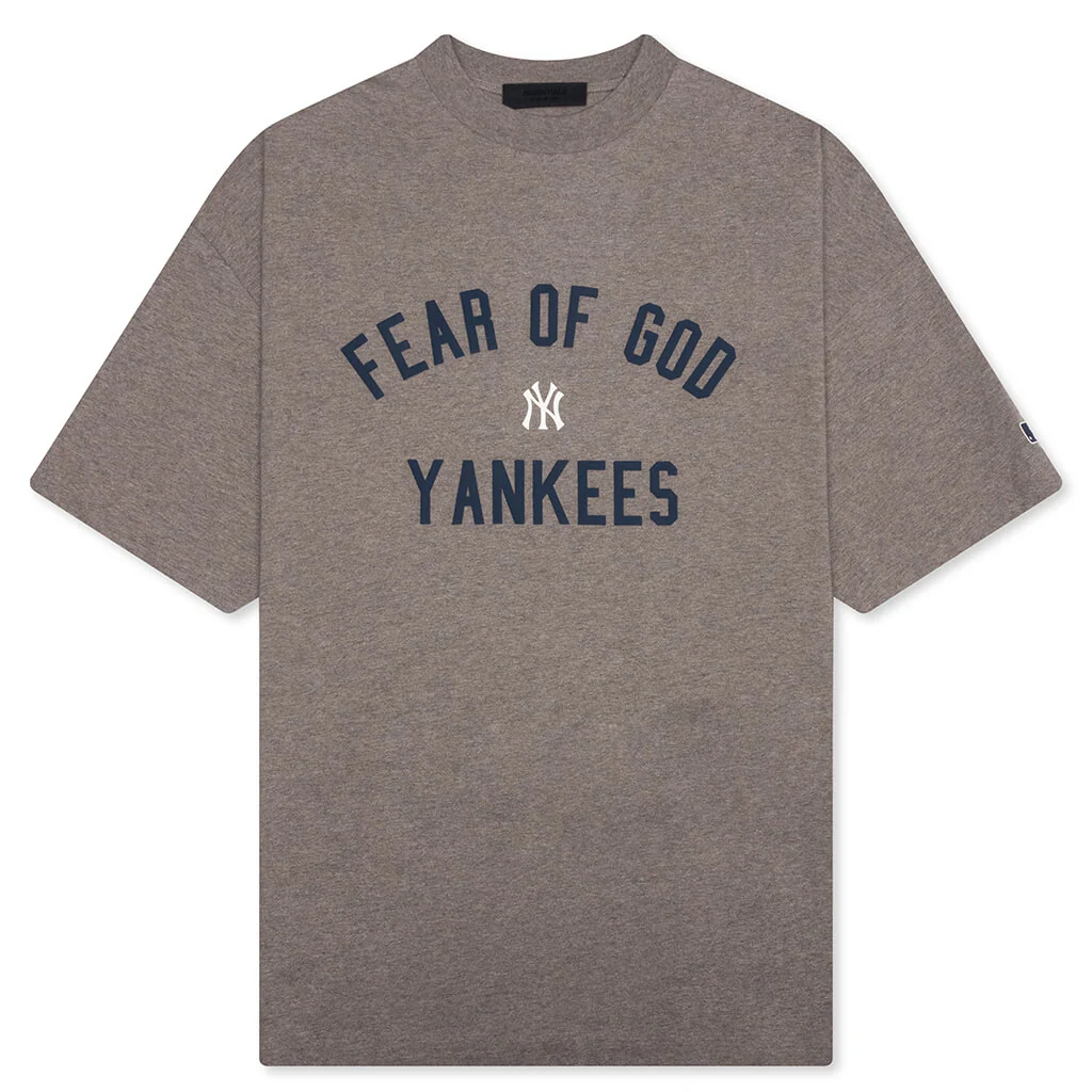 Fear of God Essentials x MLB Yankees 90's Tee - Homestead Heather