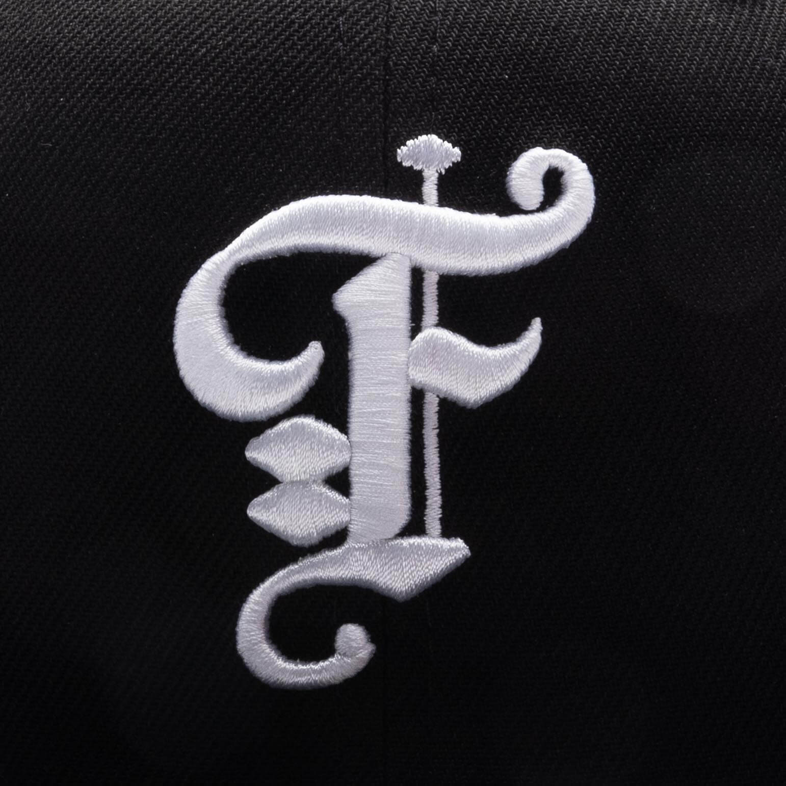 Feature x New Era Old English Plaza Fitted - Black/Snow Grey - Image 2
