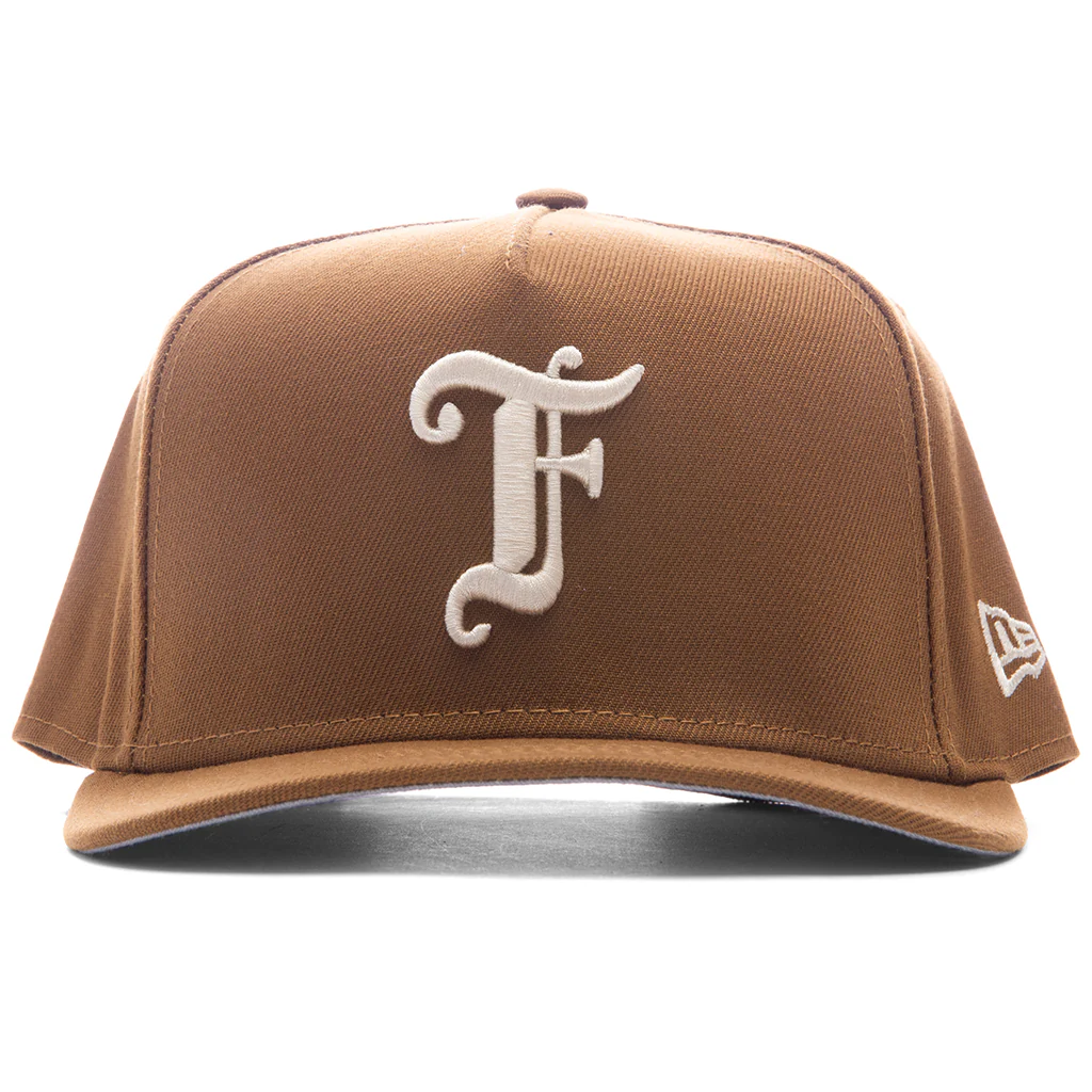 FEATURE x New Era 9FIFTY Curved A-Frame Old English F Snapback - Toasted Peanut