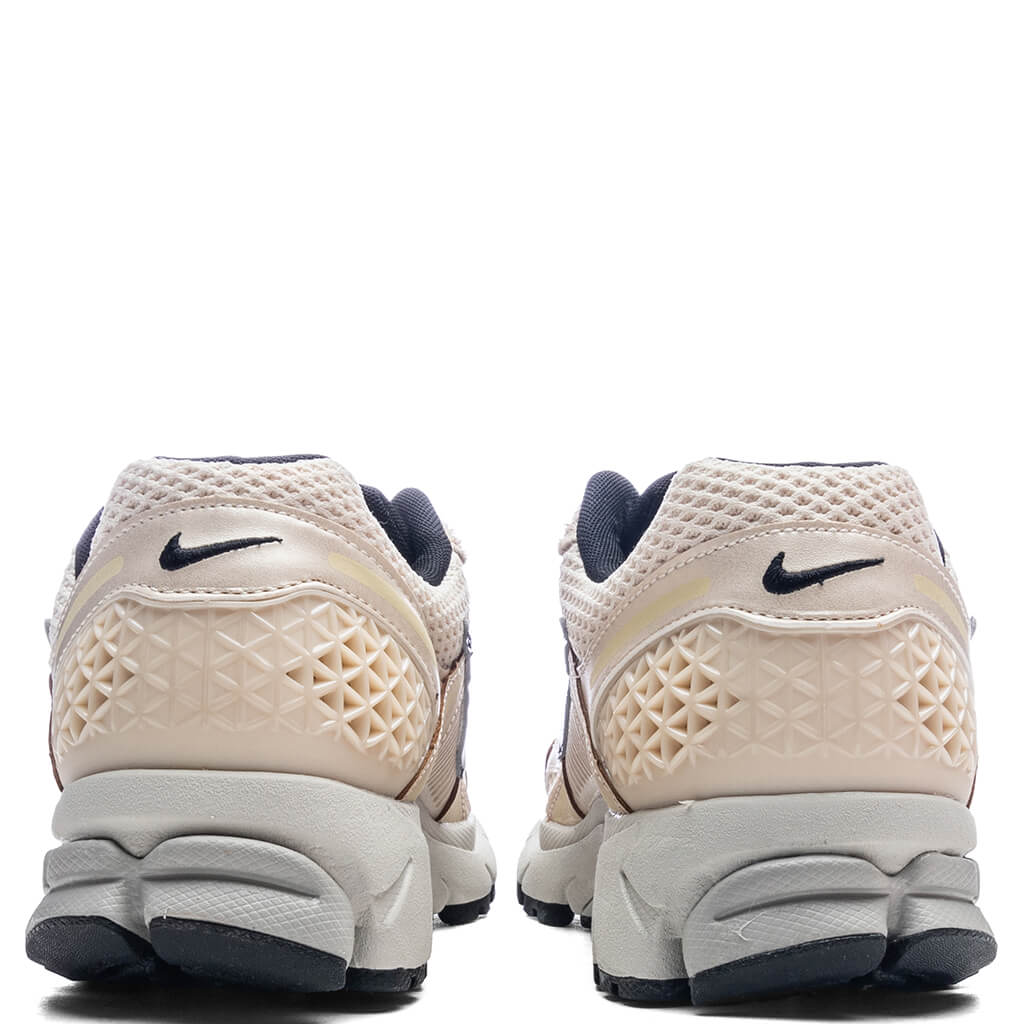 Women's Zoom Vomero 5 - Pearl White/Chrome/Light Bone - Image 4